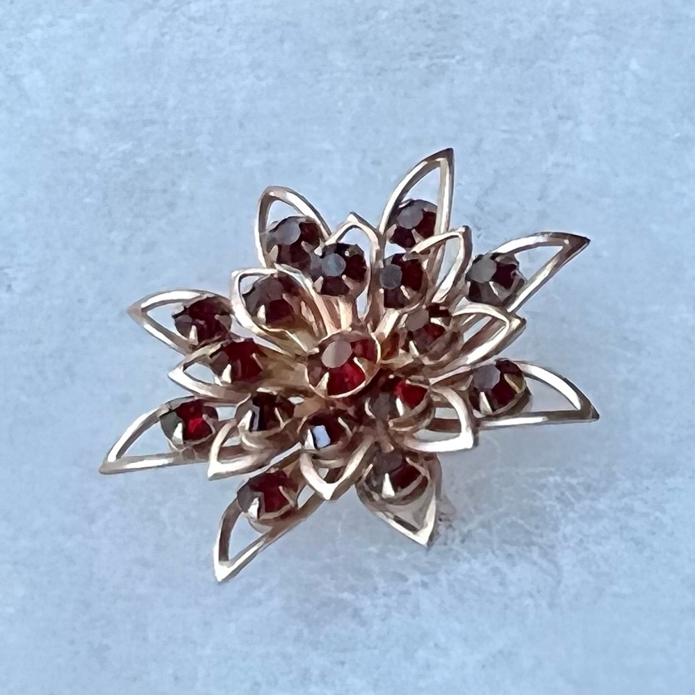 VTG Estate Red Glass Mandala Starburst Gold Tone Flower Brooch Scarf Pin 1.25"